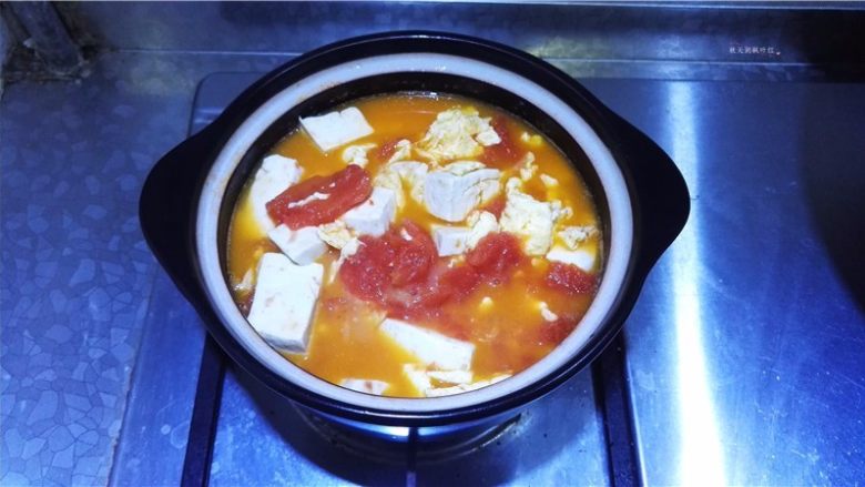 蕃茄豆腐煲,豆腐入味即可关火。
