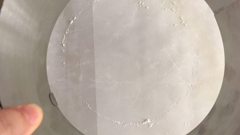 #不一样的泡芙#布雷斯特泡芙,慕斯模边缘涂上材料外的低筋面粉，放到铺着油布的烤盘上，留下圆形印记