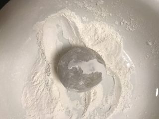 广式五仁月饼,取一个面团放在手粉里滚一下，用手搓掉多余的粉