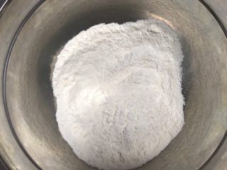 广式五仁月饼,中筋面粉跟奶粉混合过筛