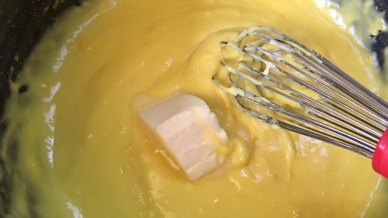 #不一样的泡芙#布雷斯特泡芙,加入回温的黄油，利用余温将黄油融化混合