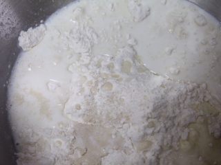 椰蓉吐司,先混合粉类：高筋面粉、酵母、糖，再加入牛奶、水和蛋液，机器中档揉五分钟后加盐和黄油