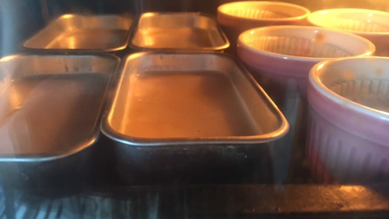 蜂巢蛋糕,烤箱预热200度，烤约25分钟