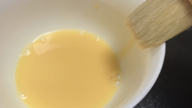 广式五仁月饼,一个蛋黄加10克水调均匀后过筛两边，蛋液刷之前刷子要在碗边刮几下，