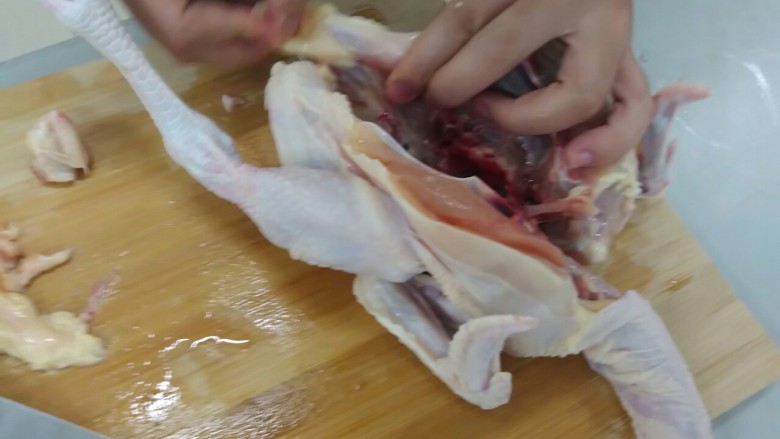 无油版电饭锅焗香鸡,开始清理小鸡的内脏啦。
