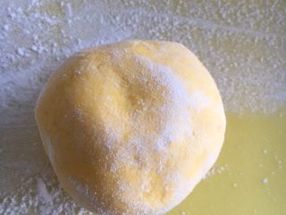 奶香南瓜月饼,把做好的胚子在干粉里滚上一圈