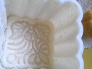 奶香南瓜月饼,用的是50克的月饼模，在模子里先撒些干粉
