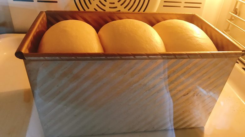 蛋白奶酪吐司,入预热180度烤箱中下层上下火烤35分钟。火力时间根据自己烤箱调节。
