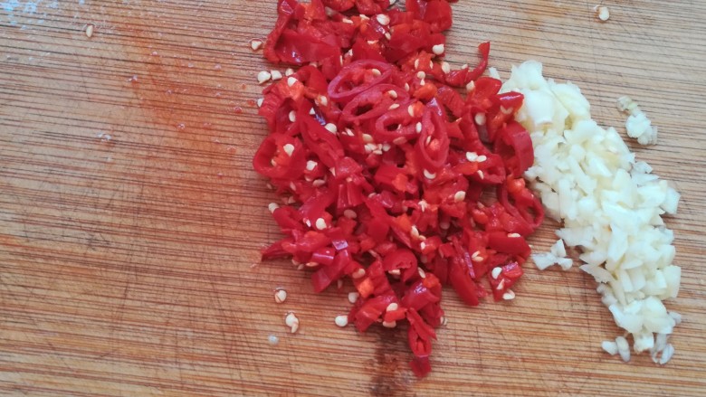 茄子豆角,红椒和蒜切碎。