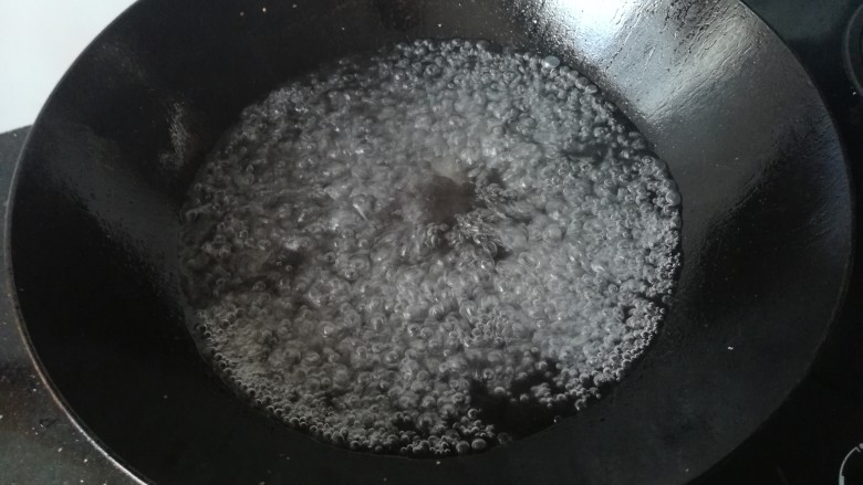 茄子豆角,锅里水烧开，加入适量盐（这样煮出来的豆角更入味）。