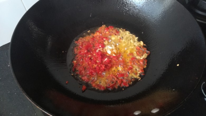 茄子豆角,下红椒和蒜爆香。