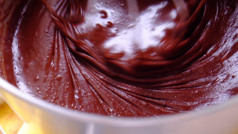 藏在每颗巧克力下的是不一样的内心,打蛋器中速 打约2分钟 此时液体非常浓稠 飘出阵阵可可香