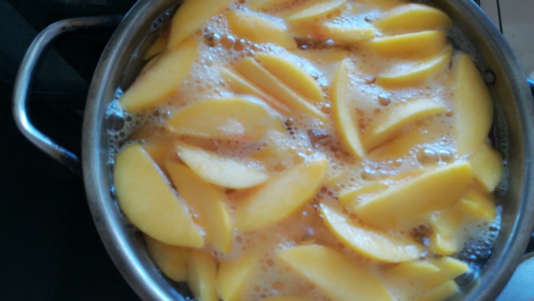 糖水黄桃,盖上盖子，大火烧开，用勺子小心翻动一下，让盐和冰糖均匀分布。