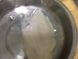 深夜食堂之鱼松饭,海鱼，我这是一整块的一半，放锅里蒸熟
