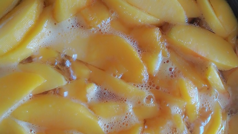 糖水黄桃,撇去表面的浮沫，转小火煮15分钟。