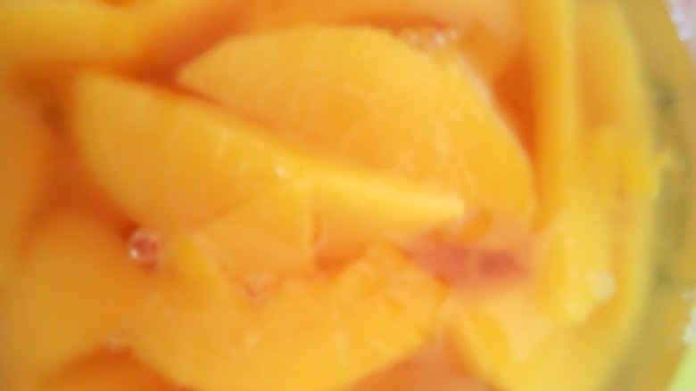 糖水黄桃,将放凉了的糖水黄桃倒入密封罐中。