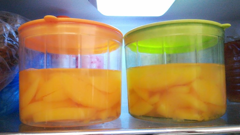 糖水黄桃,然后，放入冰箱冷藏。过一会儿就可以食用啦！