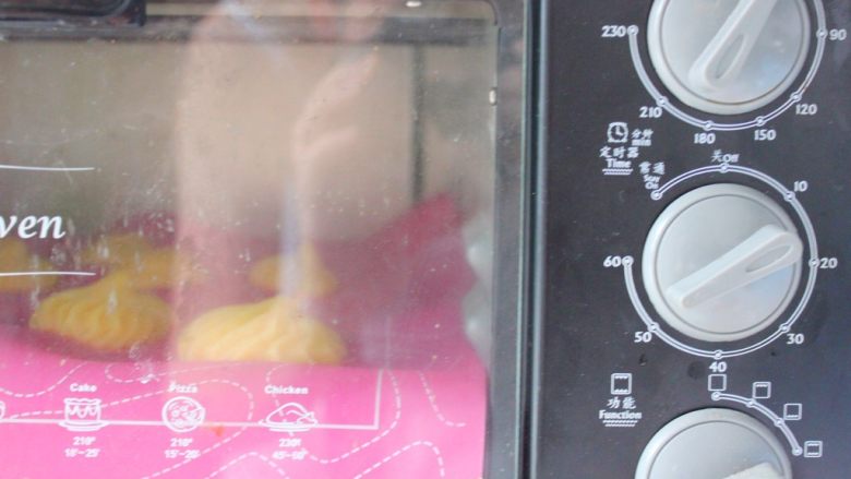#不一样的泡芙#樱花卡仕达酱萝莉泡芙,200度，15分钟。每家的烤箱脾气不同。可自行调整。