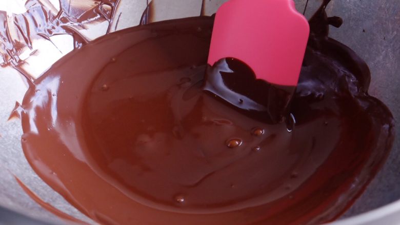 藏在每颗巧克力下的是不一样的内心,隔水融化巧克力 注意温度的把控