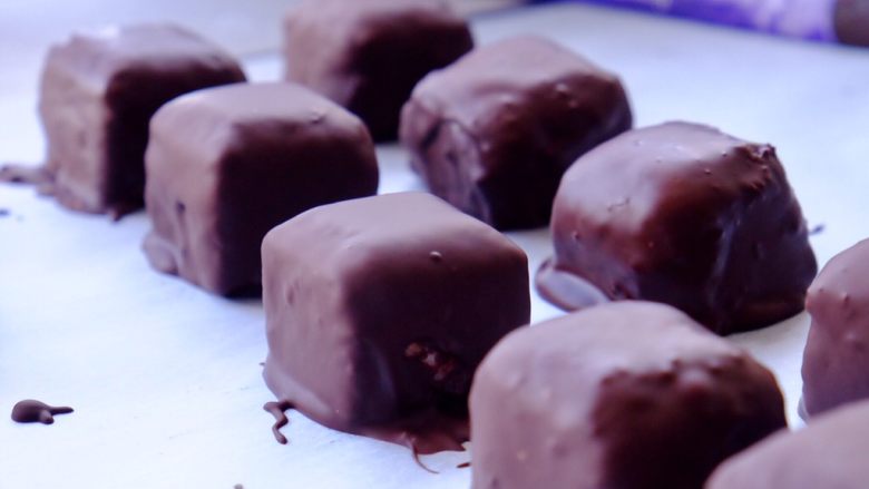 藏在每颗巧克力下的是不一样的内心,如果天气冷 一会儿就会自己冻硬了 天热的可以放冰箱