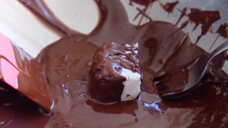 藏在每颗巧克力下的是不一样的内心,直接丢进巧克力酱里 滚一圈 
