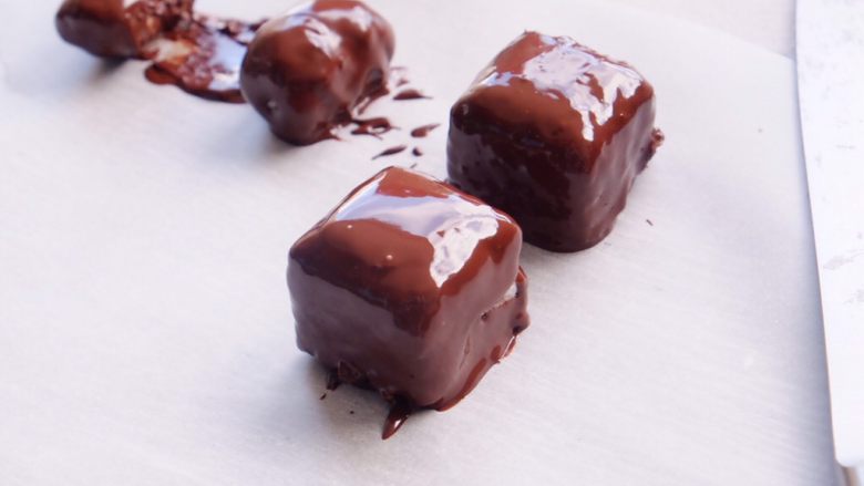 藏在每颗巧克力下的是不一样的内心,用叉子托住底部 放在烘培纸上