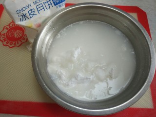 五彩冰皮月饼,首先取100克冰皮预拌粉，加入100克85℃左右的热水。