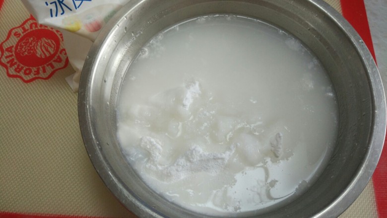 五彩冰皮月饼,首先取100克冰皮预拌粉，加入100克85℃左右的热水。