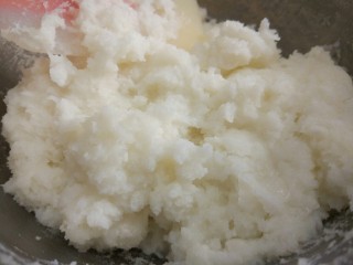 五彩冰皮月饼,用刮刀搅拌成棉絮状，此时面团温度比较高，我们可以盖一层保鲜膜，静置15分钟左右。