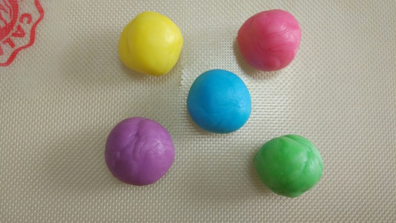 五彩冰皮月饼,揉好的五种彩色面团，放在一边盖上保鲜膜备用。