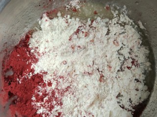 四寸加高红丝绒戚风蛋糕,筛入低筋面粉和红曲粉用Z字搅拌法拌匀。
