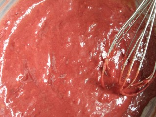 四寸加高红丝绒戚风蛋糕,同样不要过度搅拌，避免起筋。