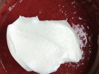 四寸加高红丝绒戚风蛋糕,蛋白分三次加入到蛋黄糊中翻拌均匀，装入模具中，中下层100℃烤70分钟。