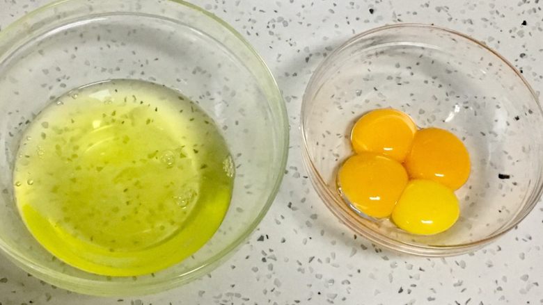 哈根达斯冰淇淋（全蛋版）,蛋清蛋黄分离，分别放入无水无油的碗里备用。