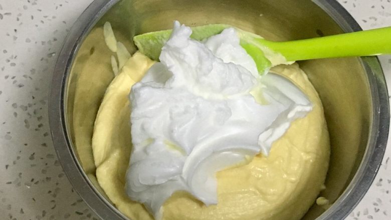 哈根达斯冰淇淋（全蛋版）,然后分三次加入蛋白霜，同样，也是每一次都要搅拌均匀再加下一次。