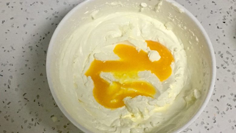 哈根达斯冰淇淋（全蛋版）,蛋黄液分三次加入打发好的淡奶油里，第一次加入，搅拌均匀，一定要搅拌均匀了再加下一次。