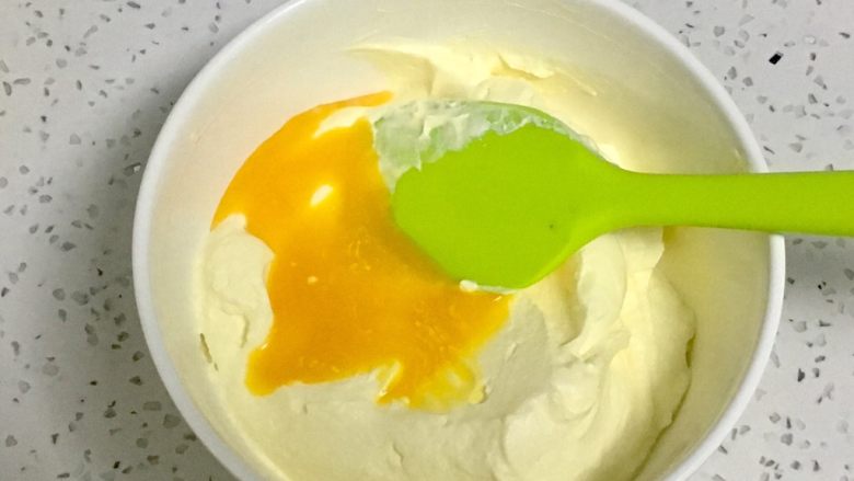 哈根达斯冰淇淋（全蛋版）,第三次加入，搅拌均匀。