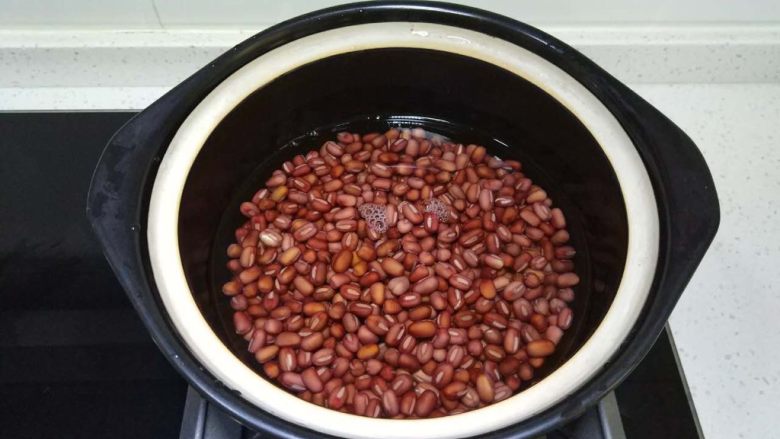红豆沙,放适量水没过红豆，大火煮开，后调中大火沸腾四五分钟，我用的是1.5L的沙煲