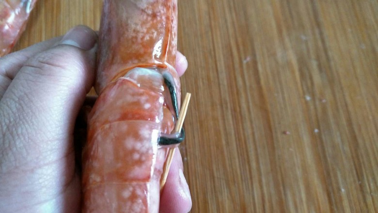 蒜香黑椒虾,大虾去须，用剪刀将其开背，并用牙签将纱线挑出～