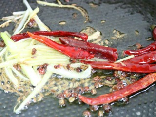干煸茶树菇,再放入红干椒、麻椒和孜然爆香～