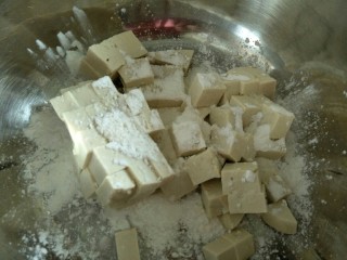 巧炒豆腐丁,将豆腐放入盆中，加入玉米淀粉～