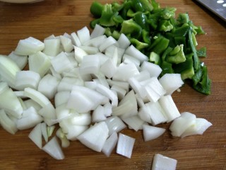 巧炒豆腐丁,青椒和洋葱切丁备用