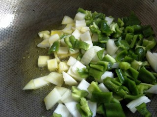 巧炒豆腐丁,另起锅留底油，将洋葱青椒放入爆香