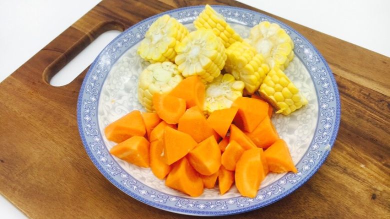 乌鸡汤,玉米切段，胡萝卜切滚刀块备用。