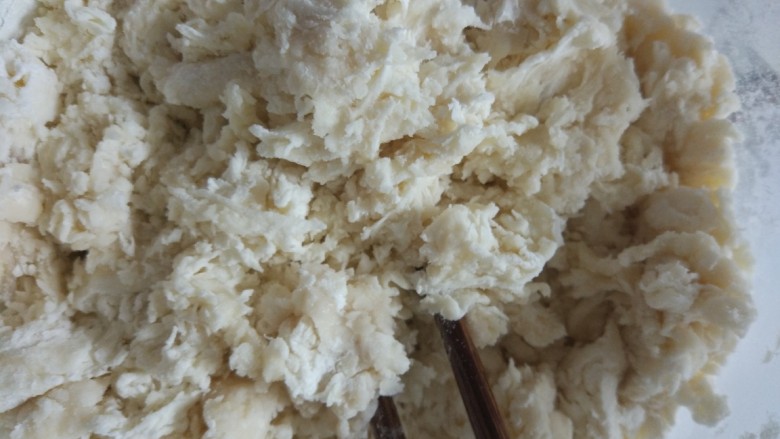 蛋黄酥,用筷子搅拌成絮状，放入面包机imix揉20分钟