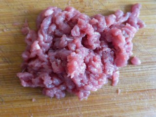 香菇牛肉酱,牛肉切成小粒状，这样吃着成品会有颗粒感，比较满足