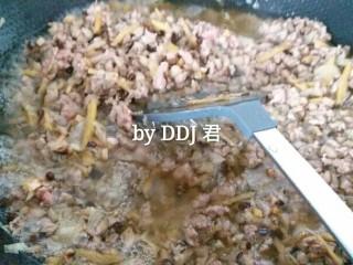 香菇牛肉酱,加入切小的牛肉粒。。