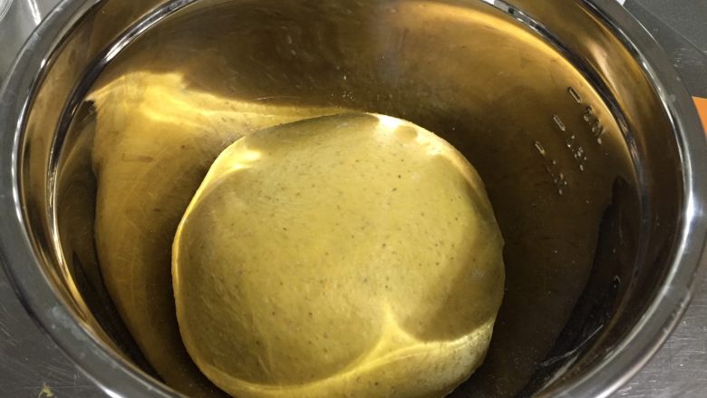 全麦南瓜蜜豆包, 厨师机继续搅拌15分钟（面包机30分钟）
面团放入盆中，开始第一次发酵。