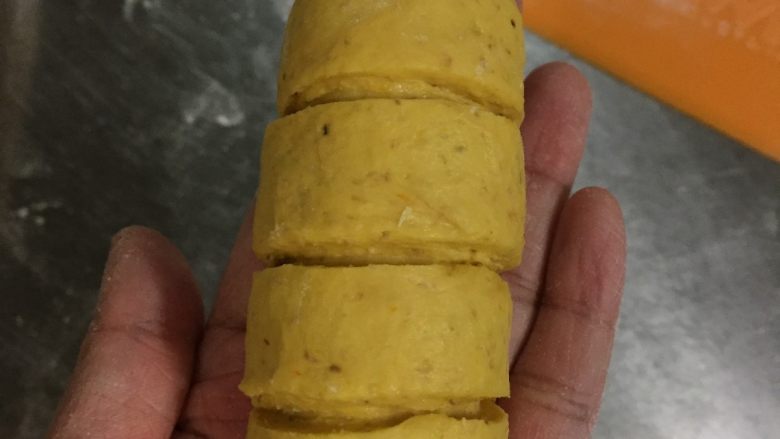 全麦南瓜蜜豆包,塑形好之后的面包卷就是这样的，如果纹路不够深，还可以用刀划划，加深那个划痕