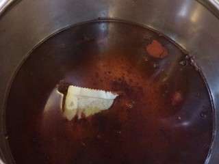 酱肘子,肘子加水加入老卤包及红曲米粉，锅烧热